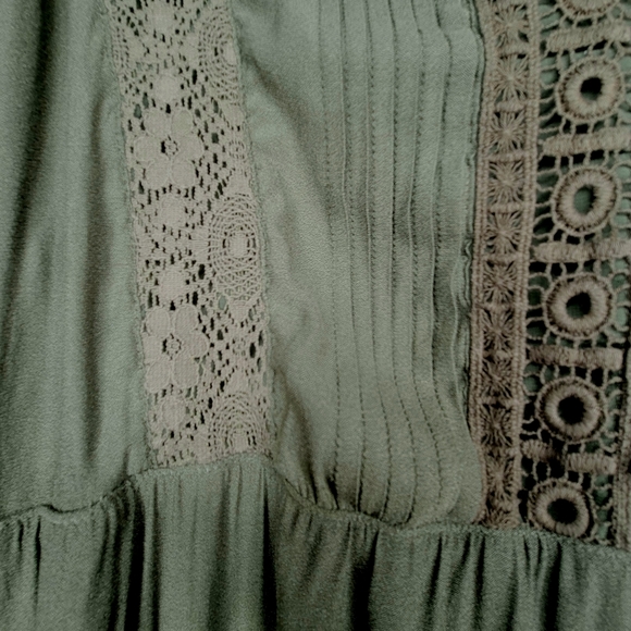 ๐๏ธ Ruffled Torrid Blouse Size 2 - Picture 3 of 5